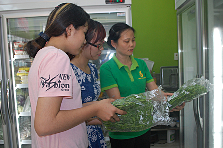 Người tiêu dùng chọn mua sản phẩm rau an toàn tại cửa hàng thực phẩm Xanh+, thành phố Yên Bái.